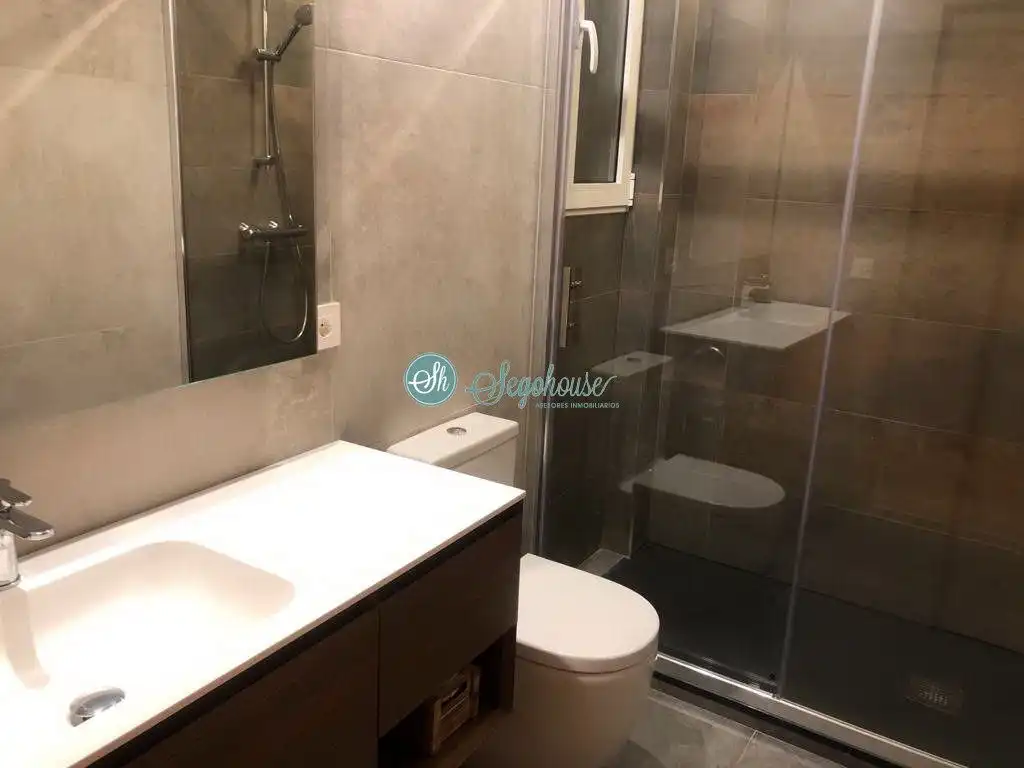 Baño de Piso de alquiler en Segovia con Calefacción, Terraza y Amueblado