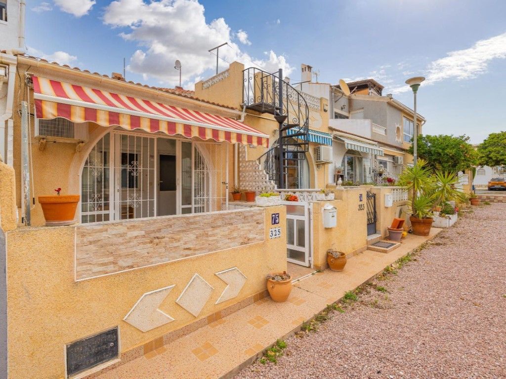 Vista exterior de Casa o xalet en venda en Torrevieja amb Aire condicionat, Moblat i Forn