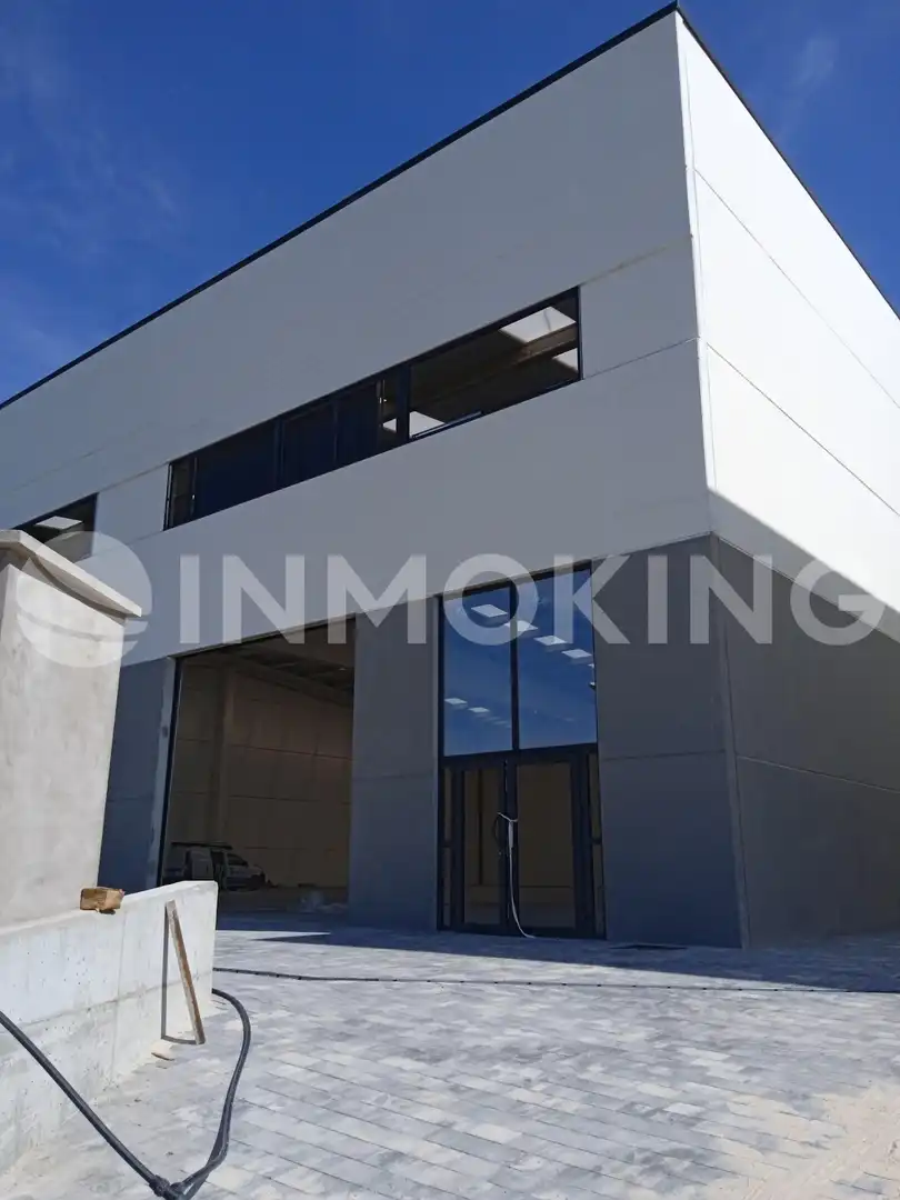 Außenansicht von Fabrikhallen zur Miete in Villanueva de la Cañada