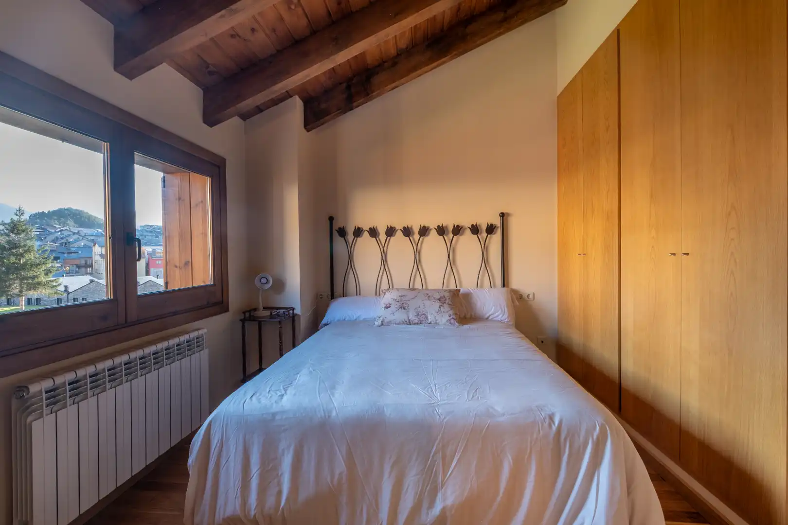 Dormitori de Casa adosada de lloguer en Bellver de Cerdanya amb Calefacció, Parquet i Terrassa