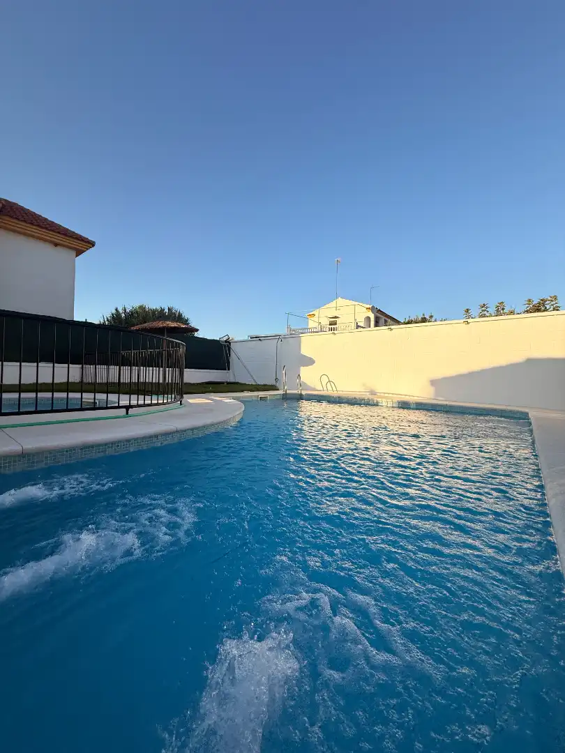 Piscina de Casa adosada en venta en Carrión de los Céspedes con Terraza