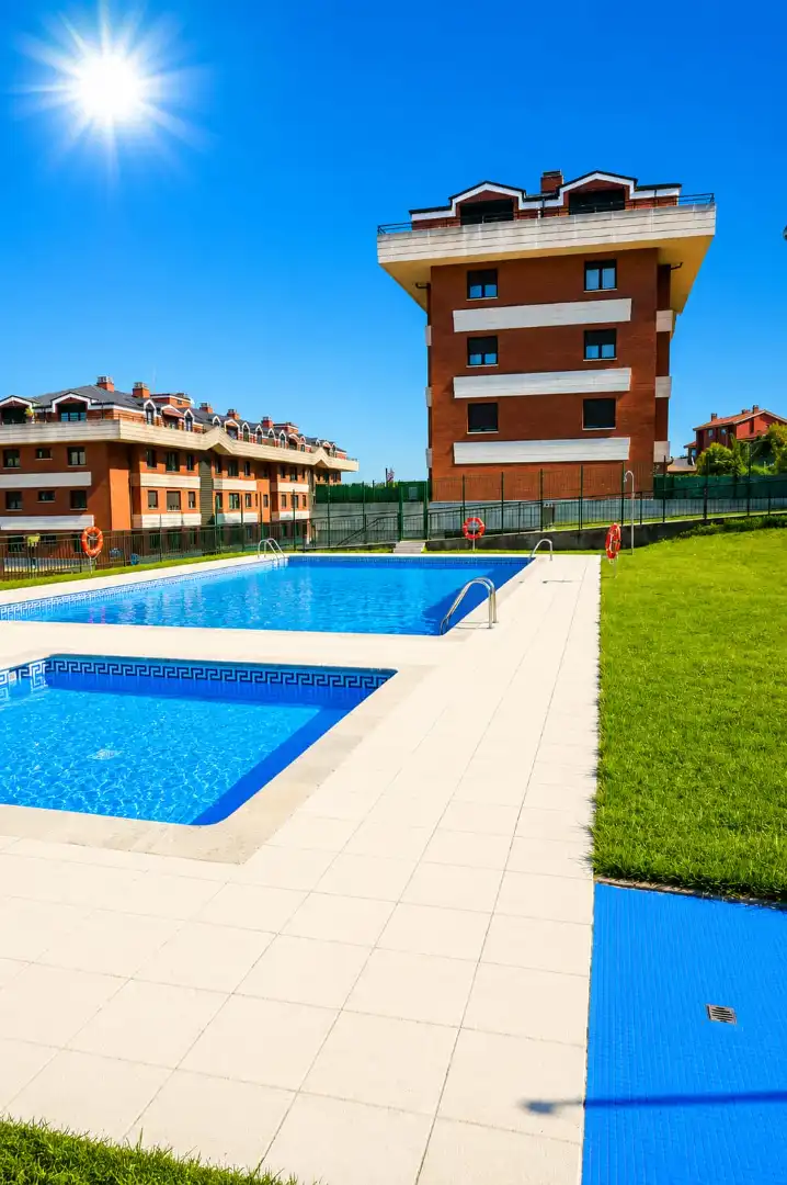 Piscina de Piso en venta en Castro-Urdiales con Calefacción, Jardín privado y Parquet