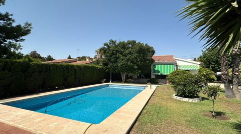 Ubicada en una de las mejores zonas residenciales de Mutxamel, esta casa independiente ofrece una excelente combinación de amplitu
