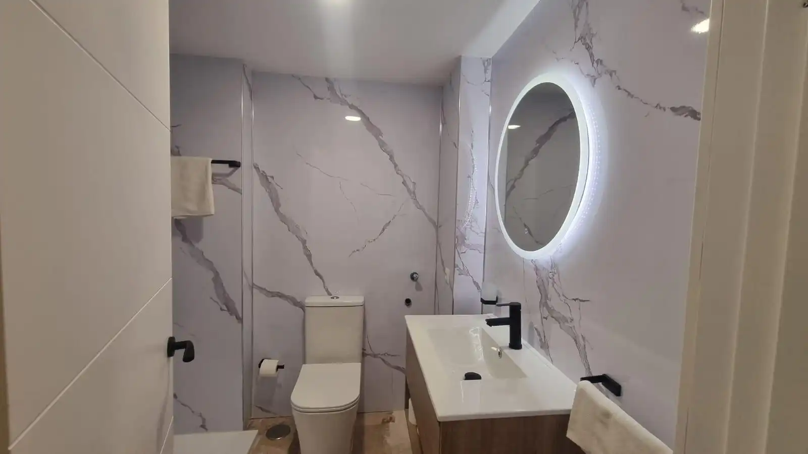 Baño de Piso en venta en Arona con Alarma