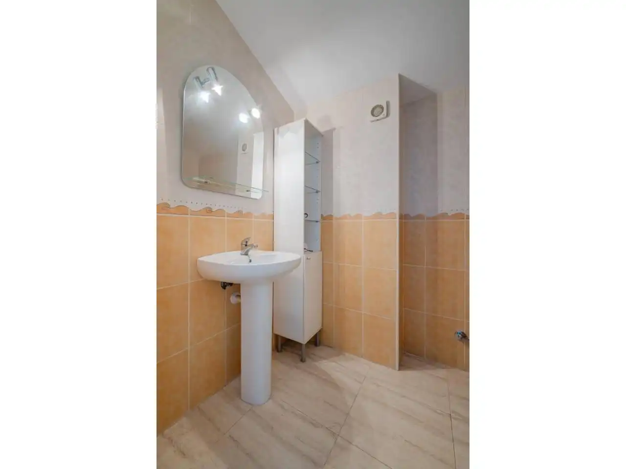 Bathroom of Flat for sale in Girona  with Heating, Parquet flooring and Storage room