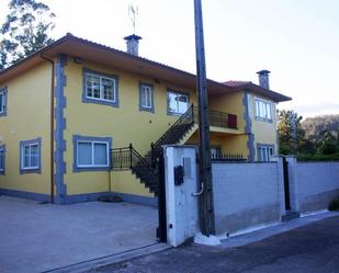 Vista exterior de Casa o xalet en venda en Boiro amb Calefacció, Jardí privat i Terrassa