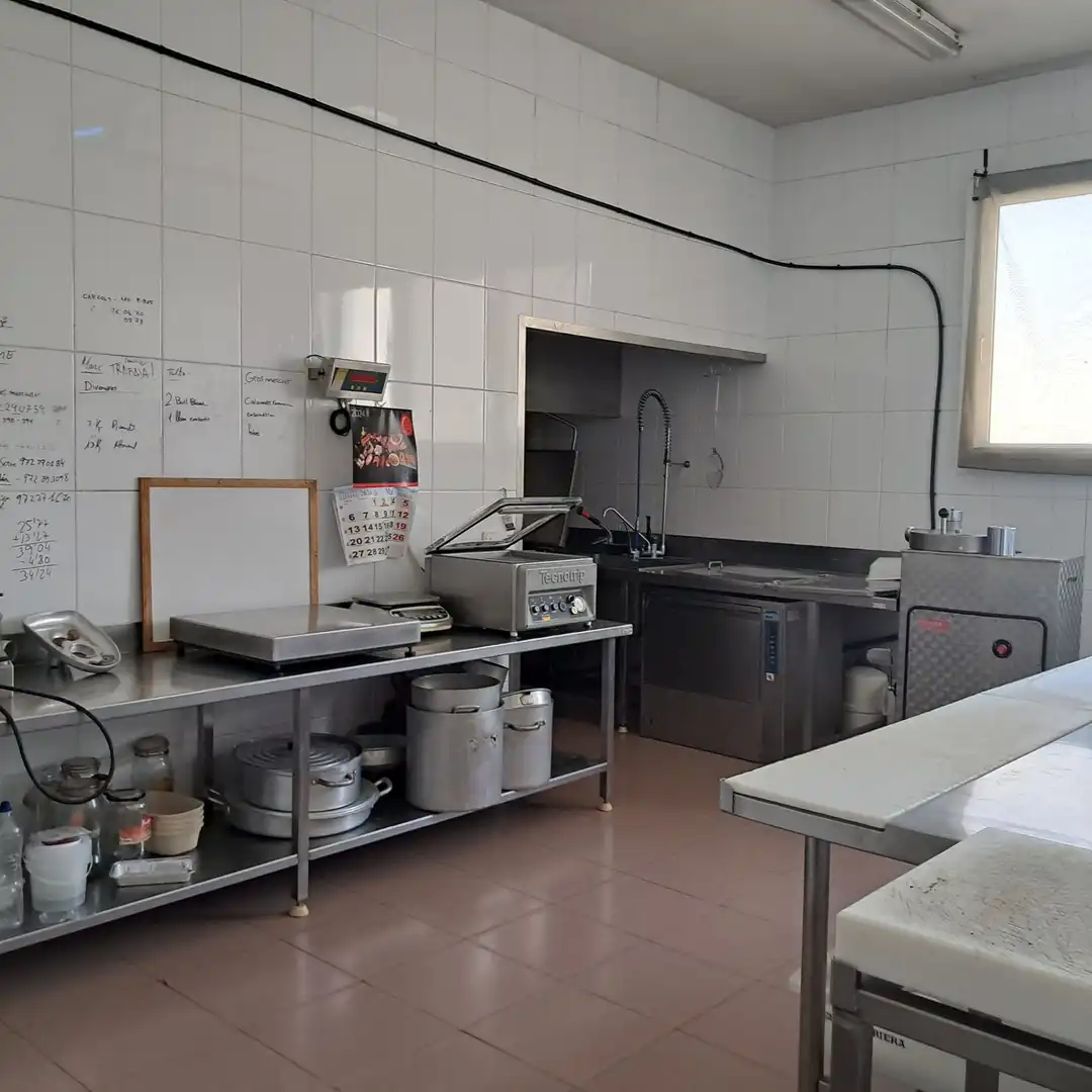 Cuina de Local en venda en Sant Joan Les Fonts amb Aire condicionat, Calefacció i Alarma
