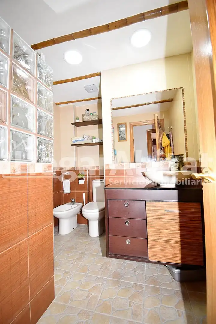 Badezimmer von Wohnung zum Verkauf in Xirivella mit Klimaanlage, Parkett und Balkon
