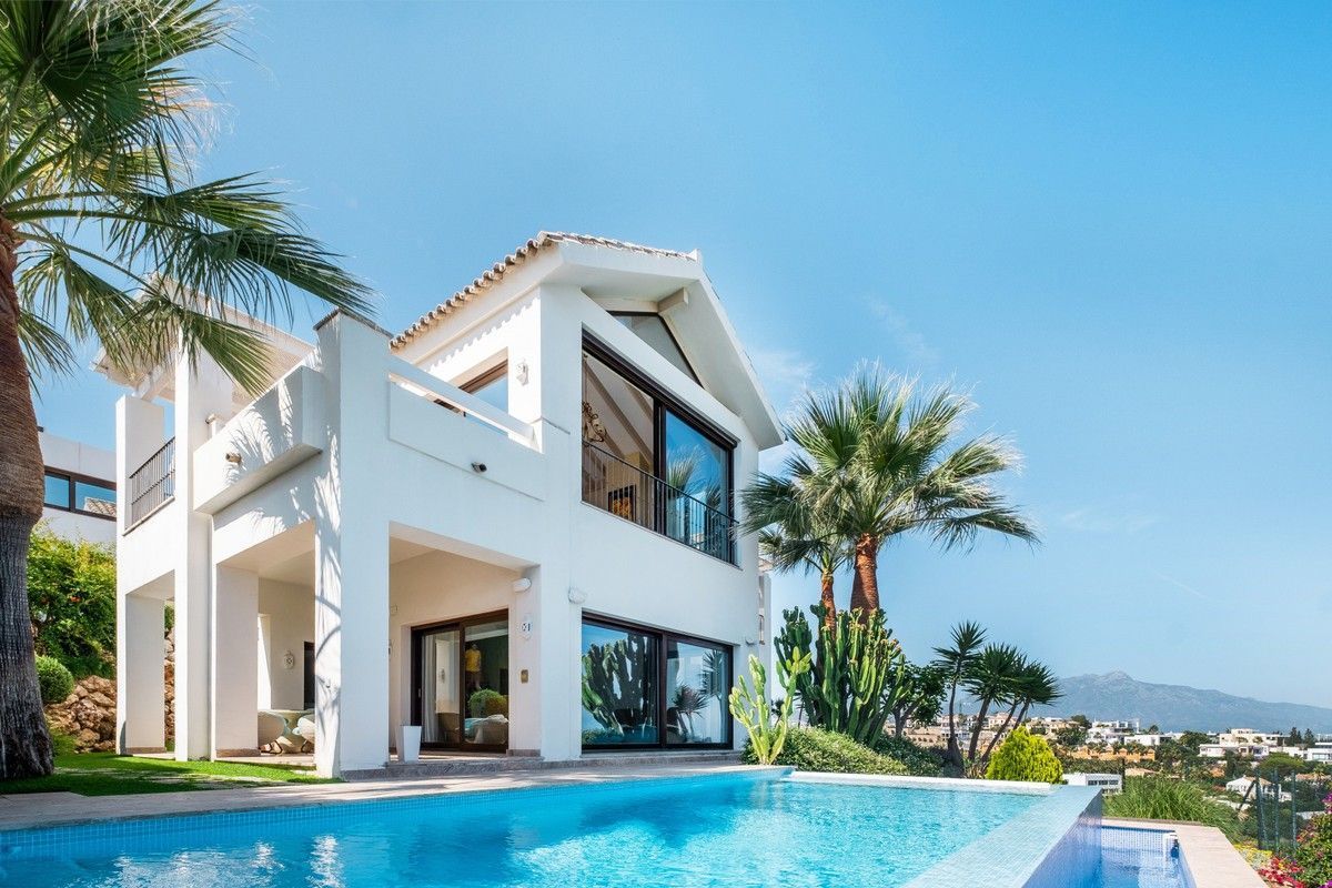 Vista exterior de Casa o xalet en venda en Benahavís amb Aire condicionat, Calefacció i Jardí privat