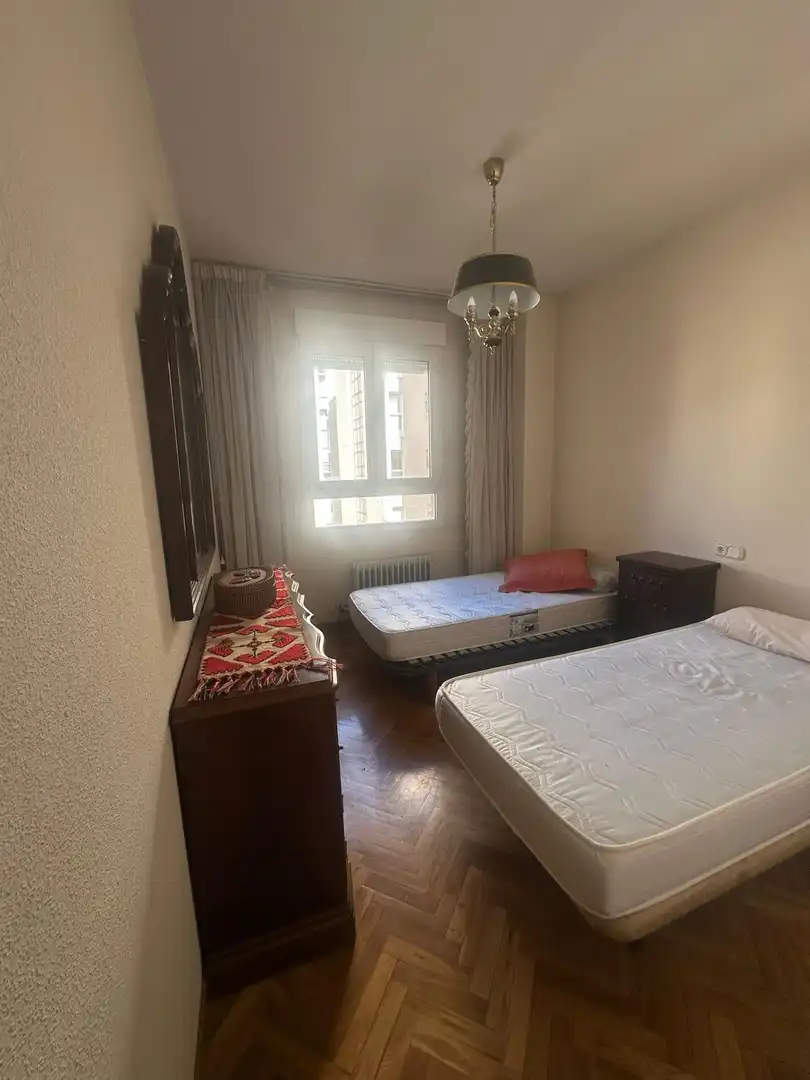Habitación de Piso en venta en León Capital  con Calefacción, Terraza y TV