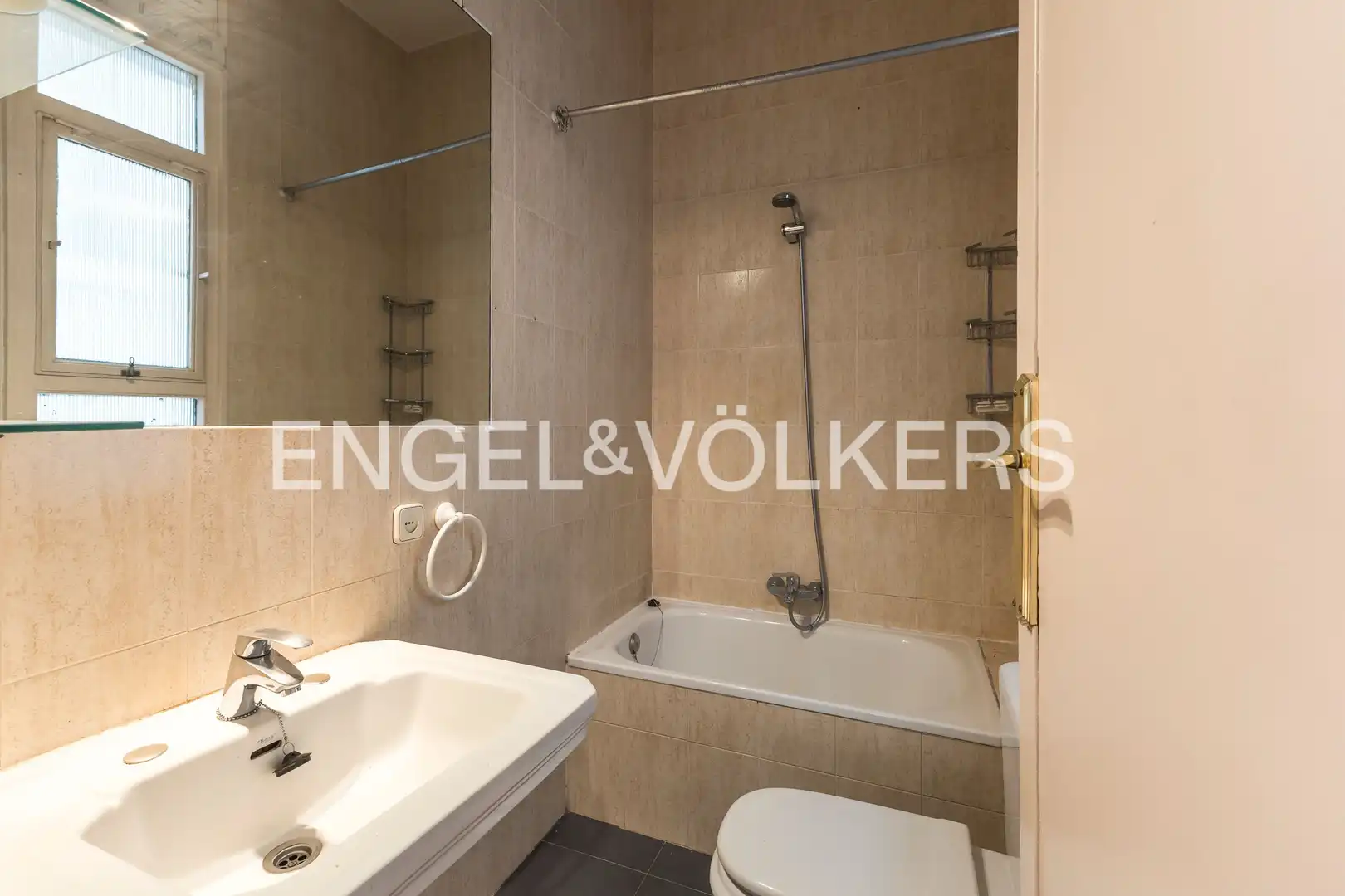 Bathroom of Flat for sale in Madrid  with Air Conditioner, Heating and Storage room