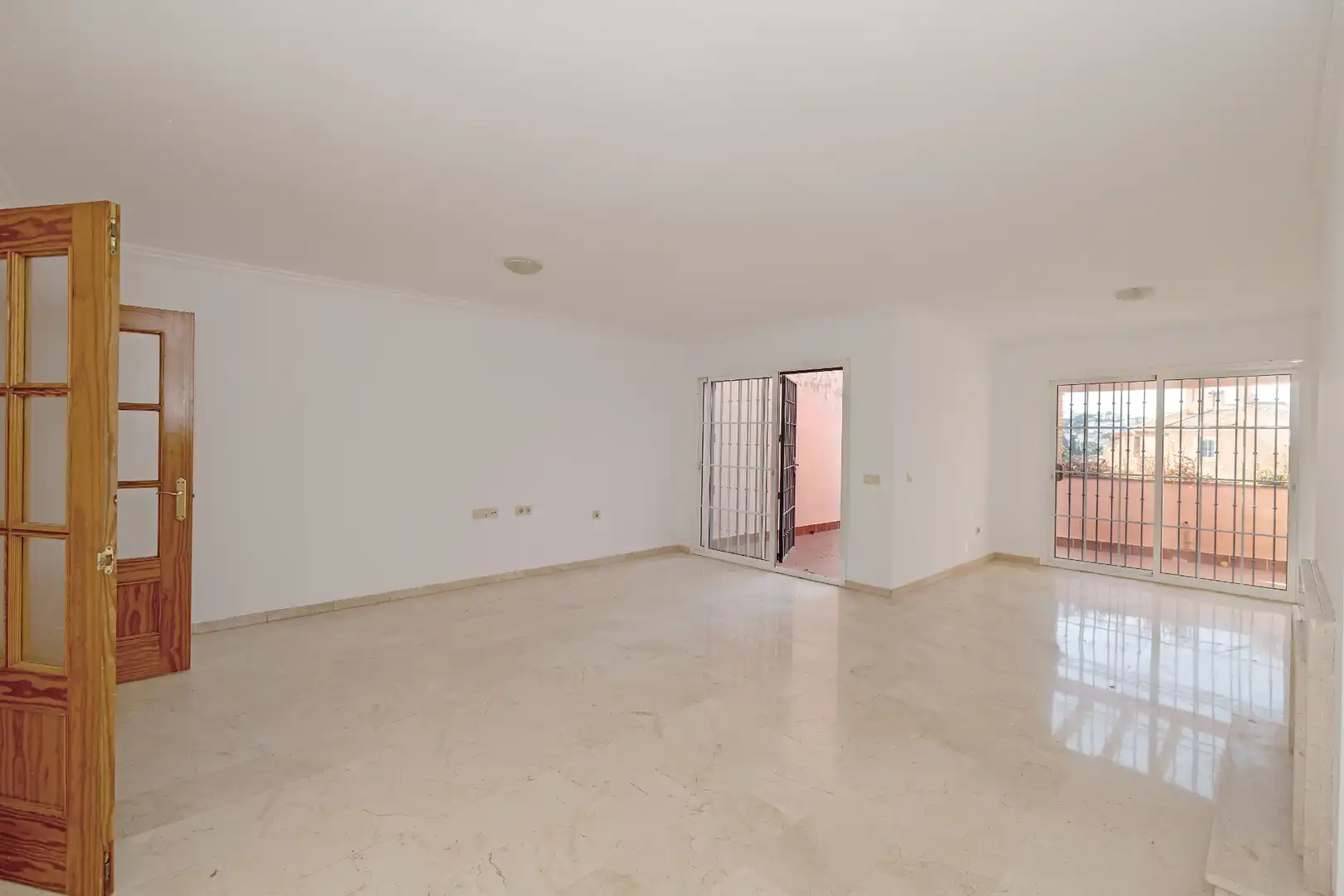 Sala d'estar de Casa adosada en venda en Mijas amb Jardí privat, Terrassa i Traster
