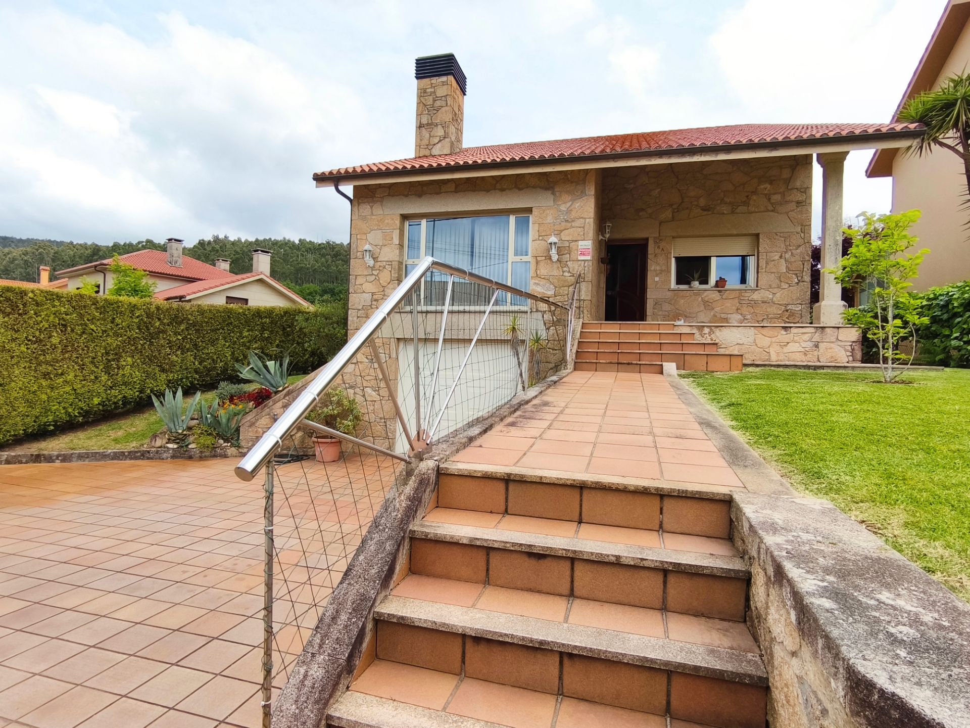 Vista exterior de Casa o xalet en venda en Santiago de Compostela  amb Calefacció, Jardí privat i Terrassa