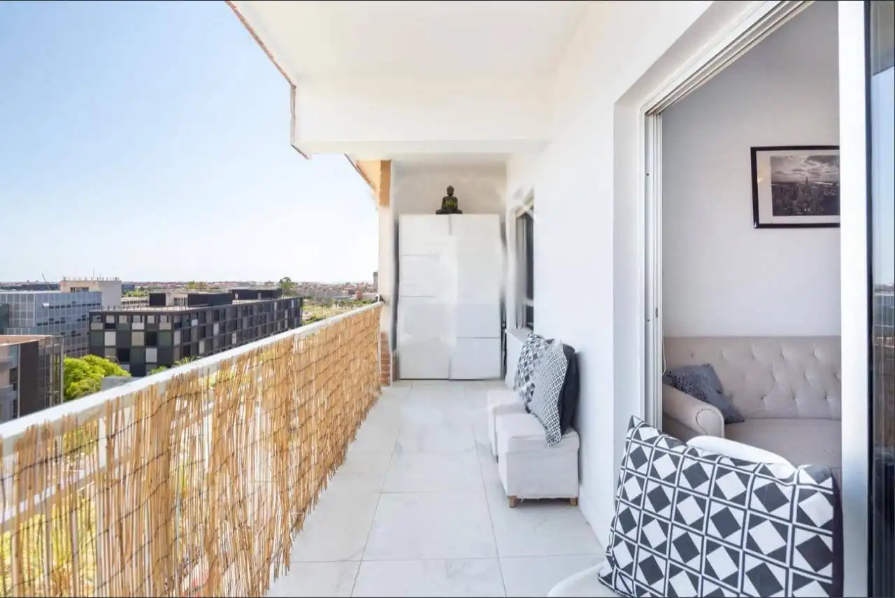 Flat with terrace to rent in Plaza de Honduras, imagen 4