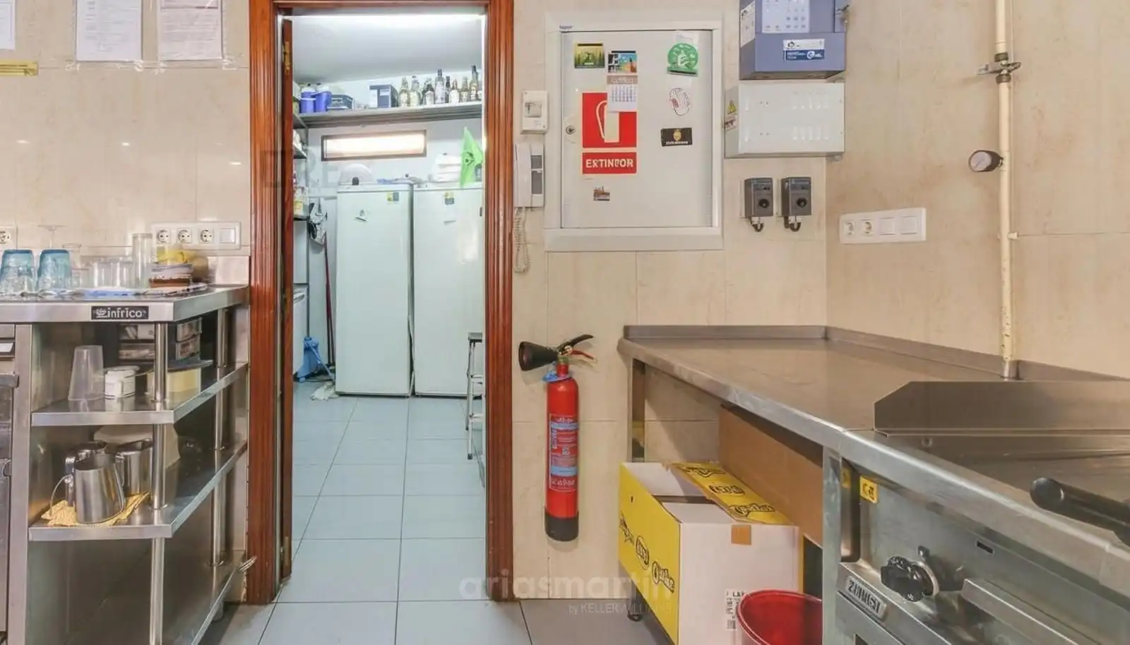 Cuina de Local en venda en Valverdón amb Aire condicionat, Moblat i Alarma