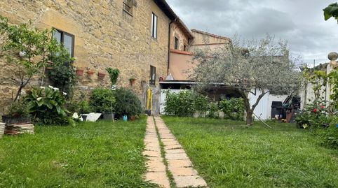 Casa de pueblo con jardín, garaje y gran terraza de Baños de Rioja