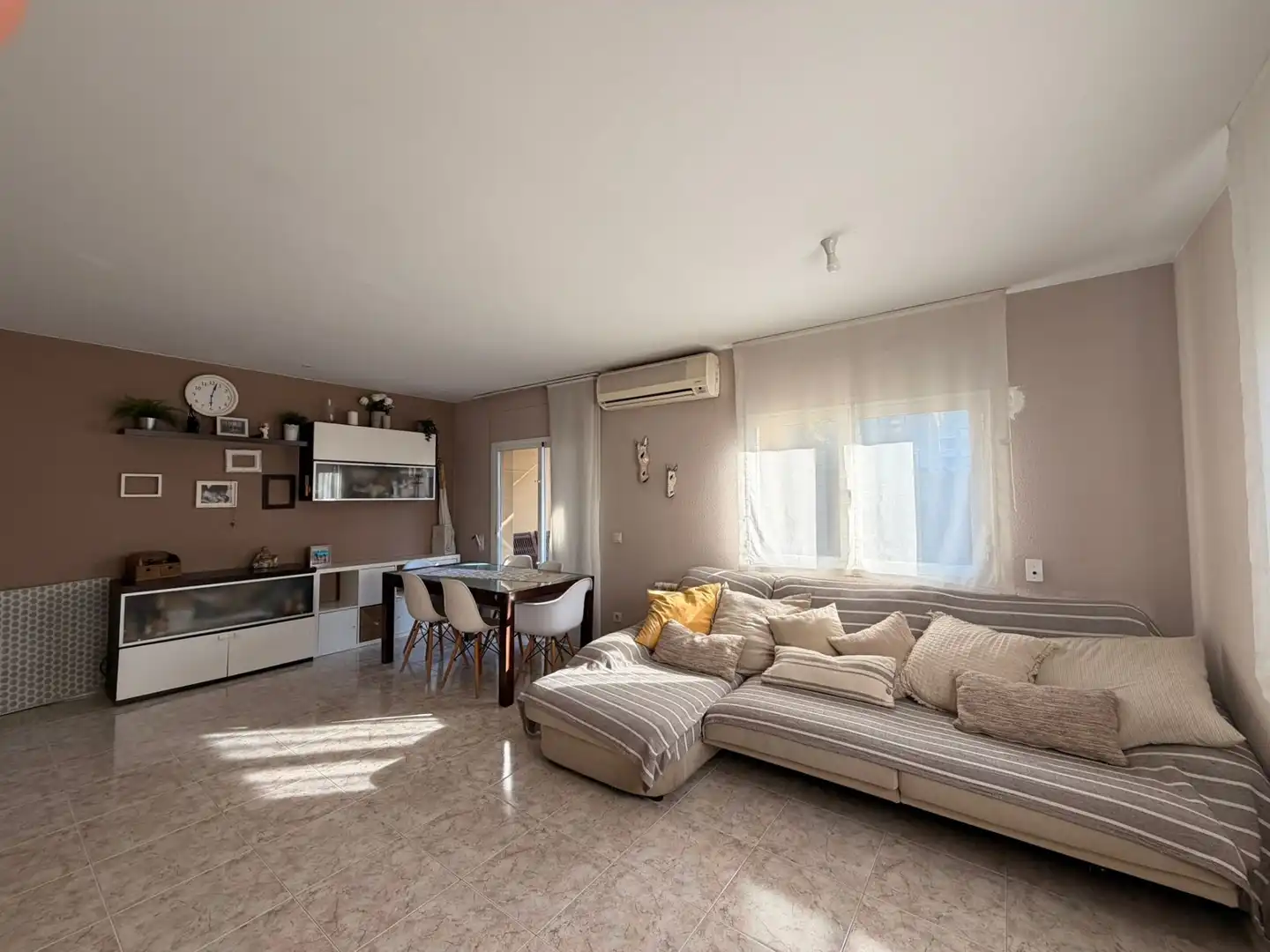 Sala de estar de Casa adosada en venta en Vilablareix con Calefacción y Trastero