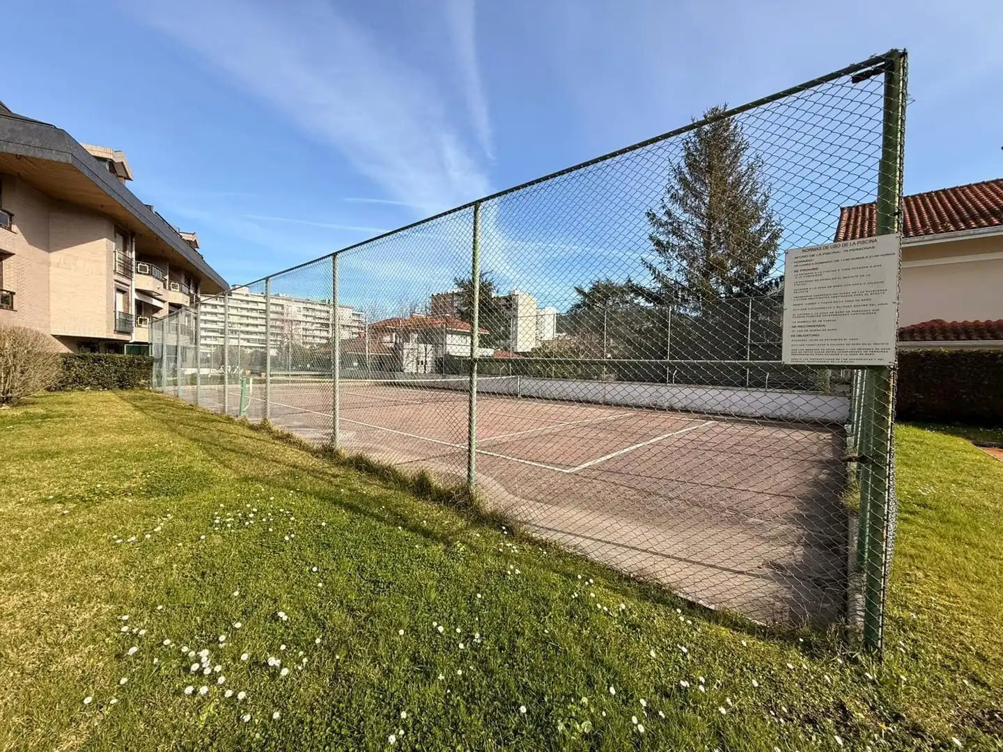 Parking de Apartamento de alquiler en Laredo con Calefacción, Terraza y Amueblado