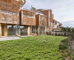 Vista exterior de Casa o xalet de lloguer en  Barcelona Capital amb Aire condicionat i Balcó