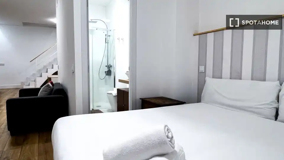 Schlafzimmer von Wohnung zur Miete in Madrid mit Klimaanlage, Heizung und Möbliert