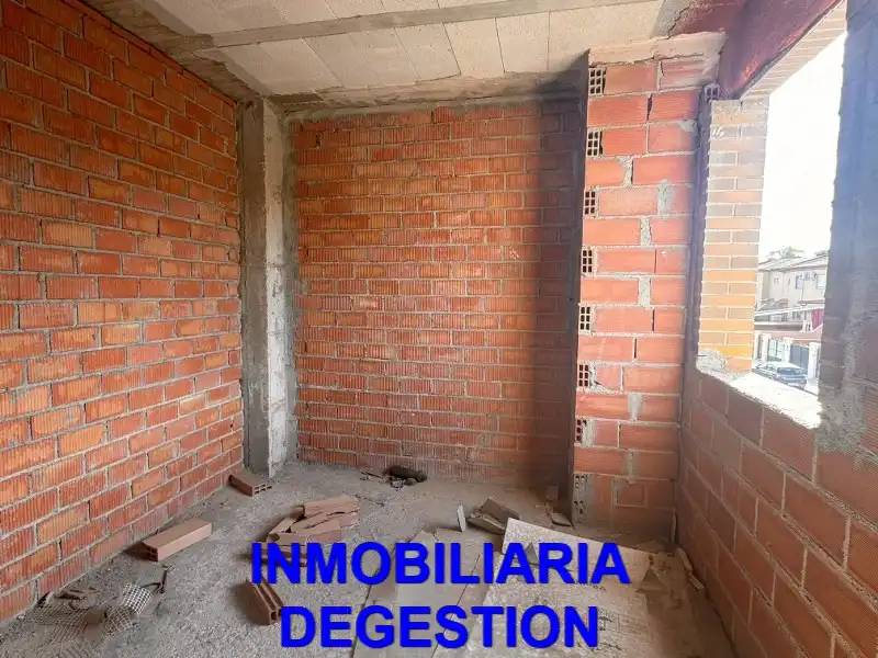 Casa adosada en venda en Linares amb Terrassa i Balcó