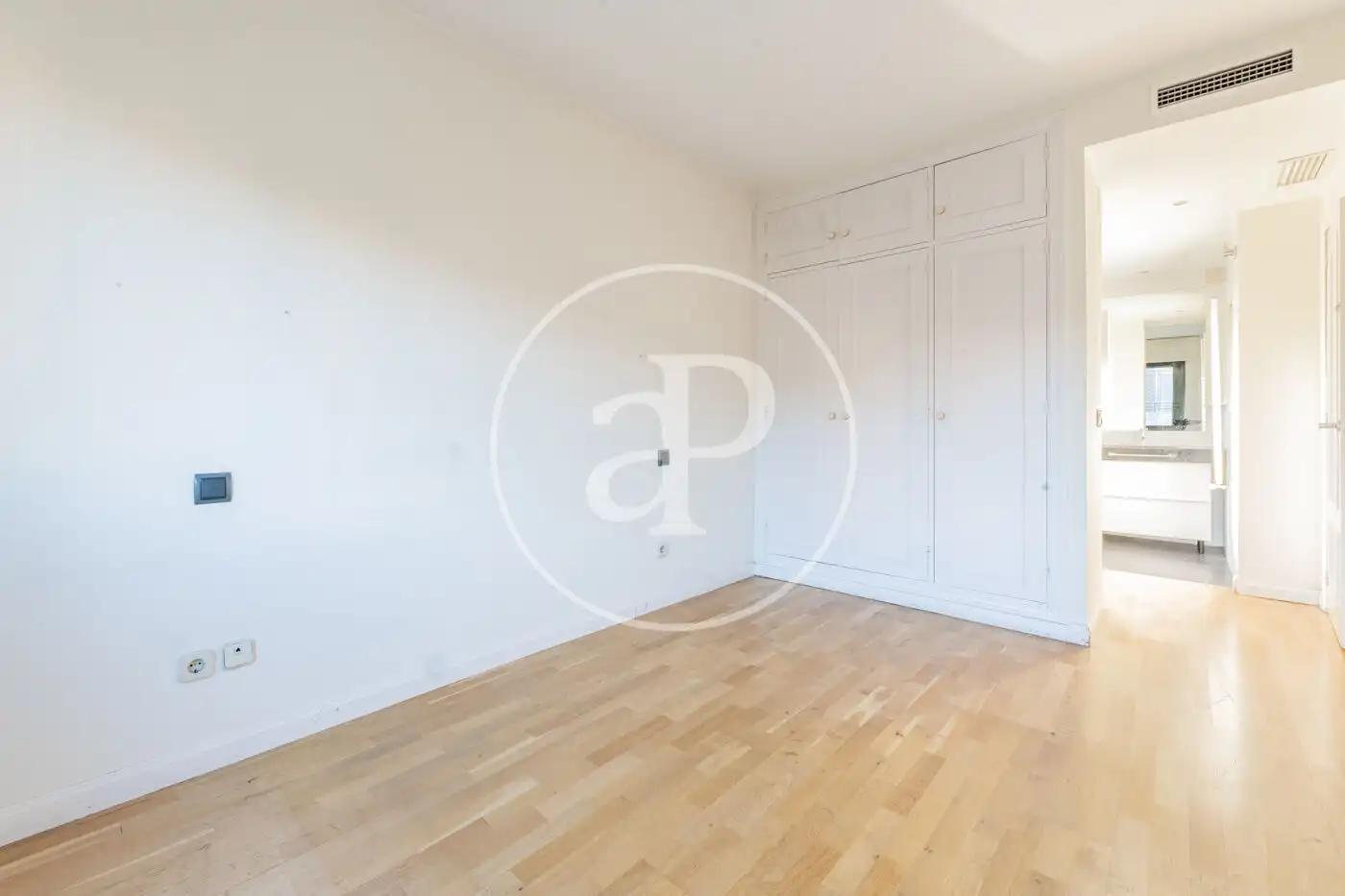 Schlafzimmer von Wohnung zum Verkauf in La Moraleja mit Klimaanlage, Heizung und Privatgarten