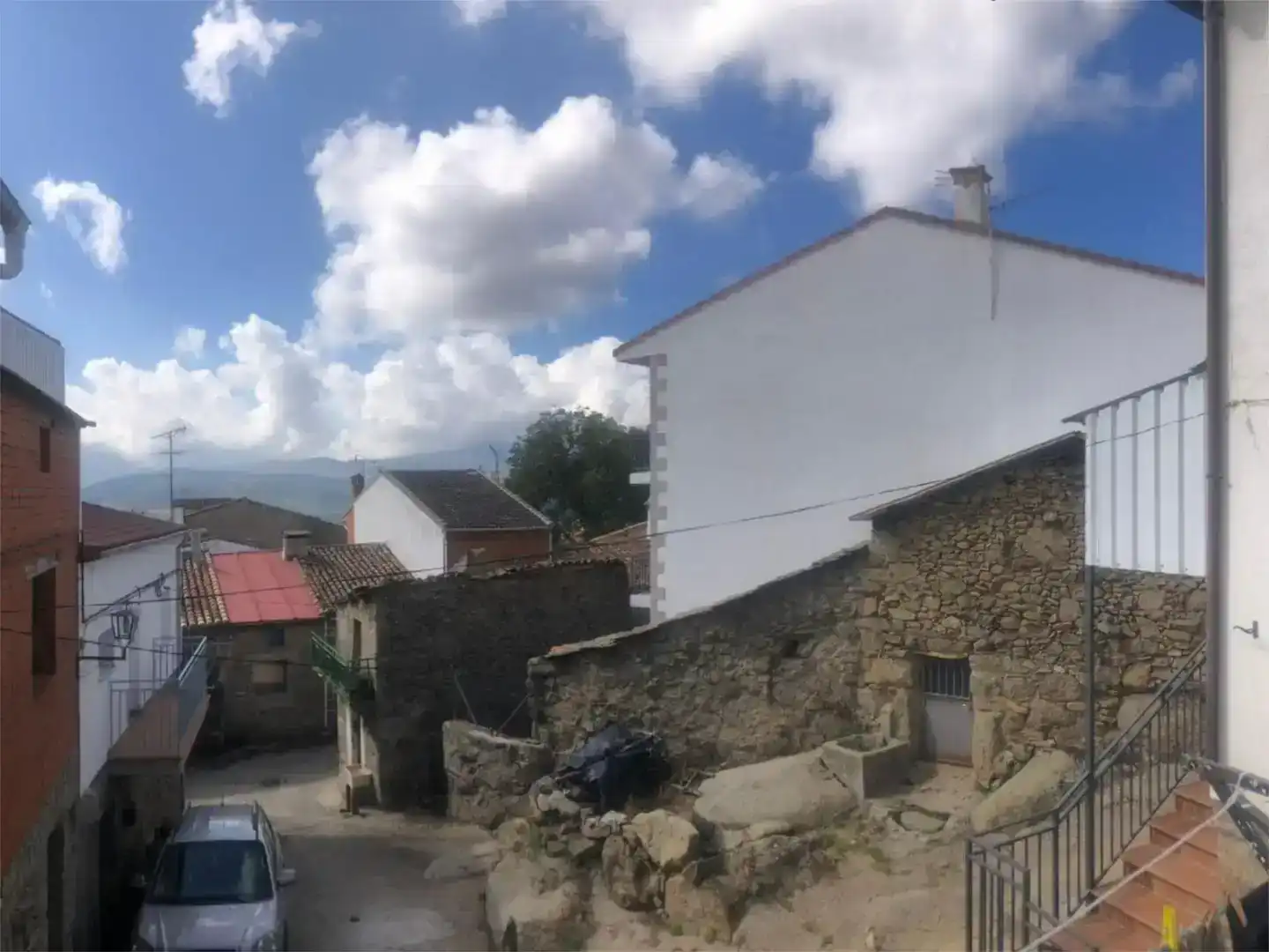 Vista exterior de Casa adosada en venda en Navalosa amb Balcó