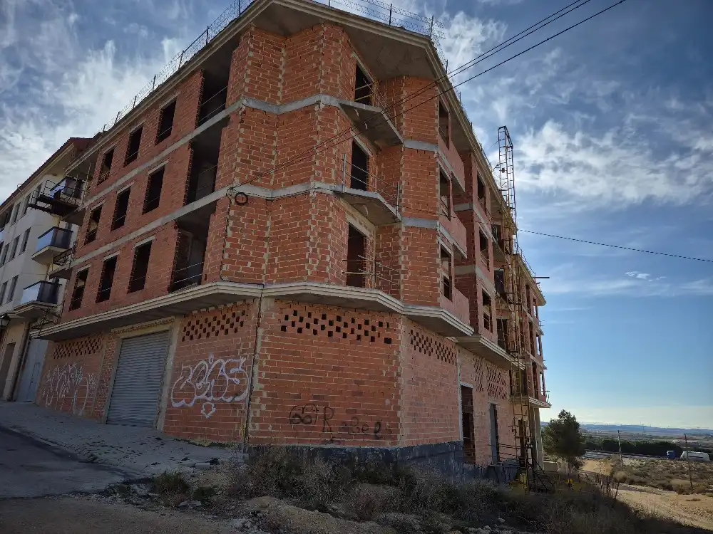 Vista exterior de Edificio en venta en Chinchilla de Monte-Aragón