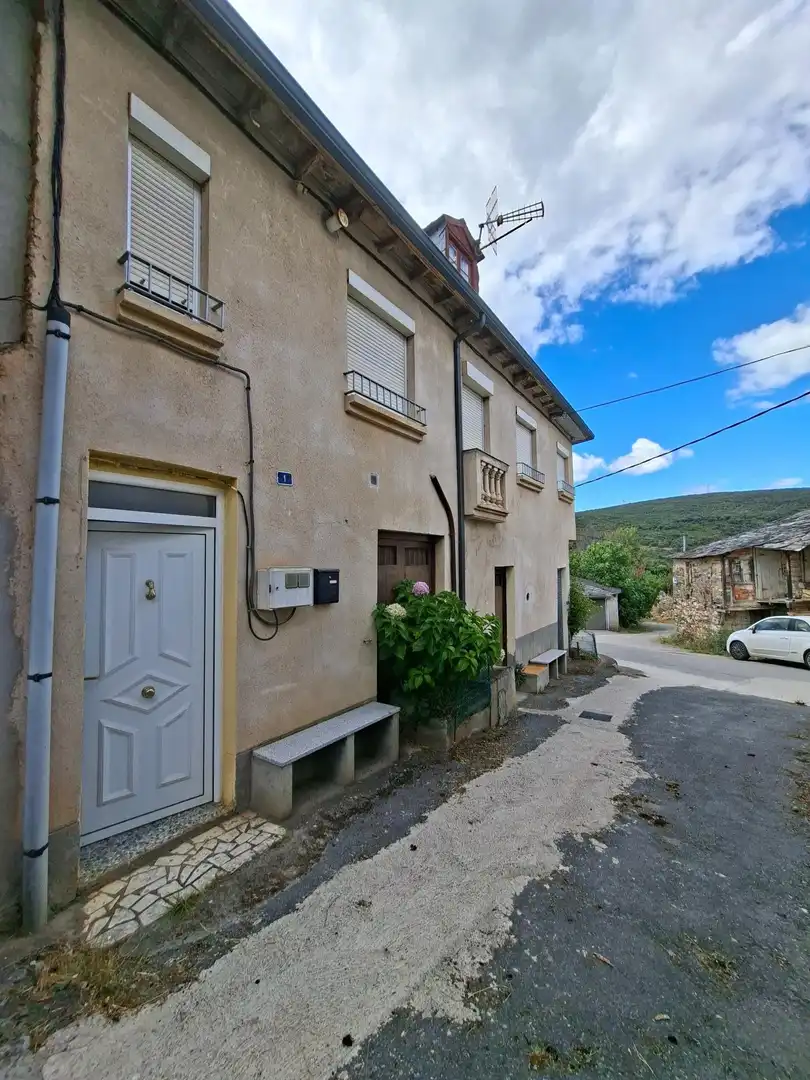 Vista exterior de Casa adosada en venta en Carucedo con Calefacción