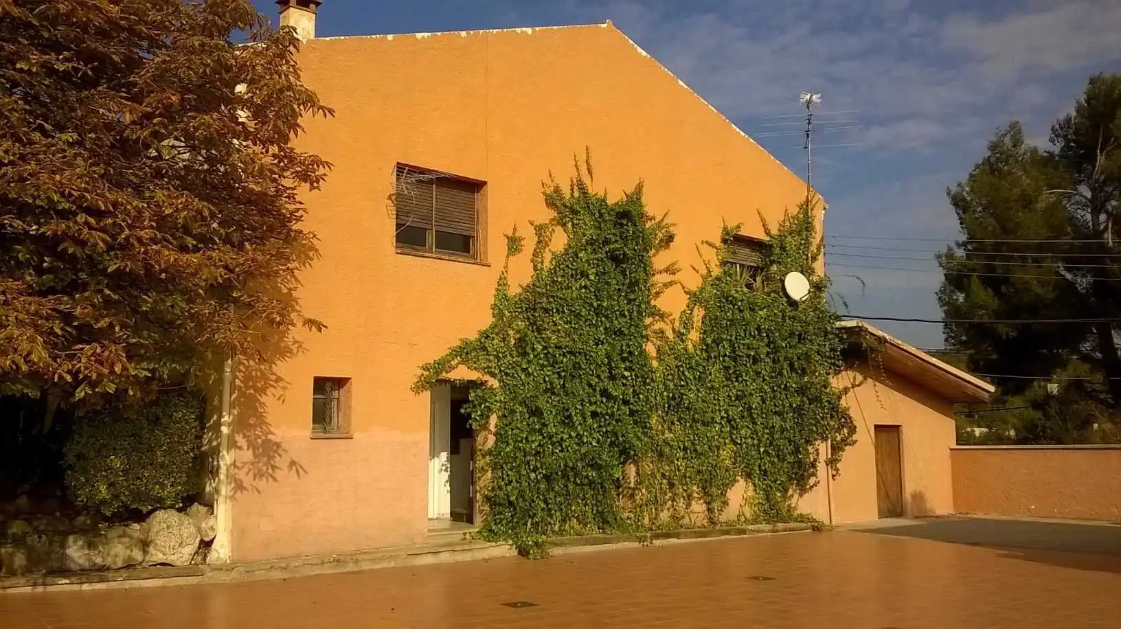 Vista exterior de Edifici en venda en Castellar del Vallès