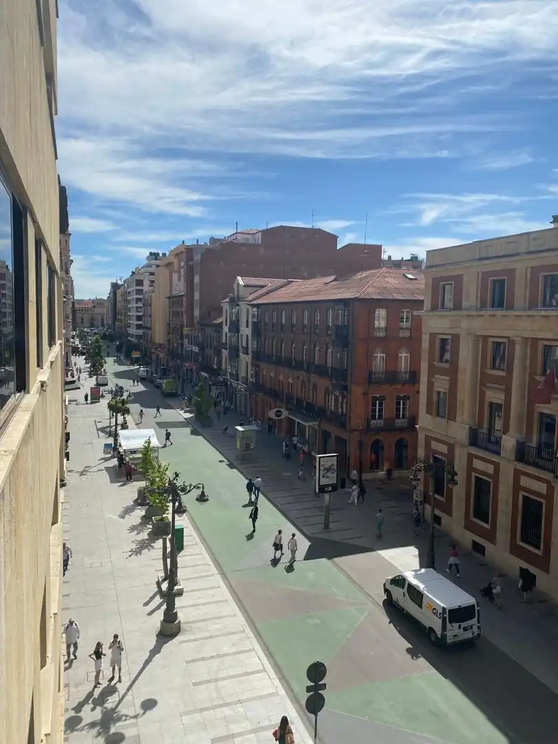Vista exterior de Pis en venda en León Capital  amb Calefacció i Terrassa