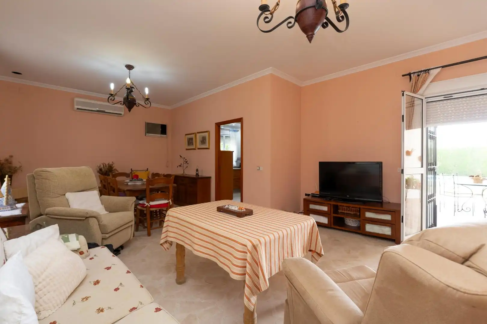 Sala d'estar de Casa o xalet en venda en Sanlúcar la Mayor amb Jardí privat, Traster i Piscina