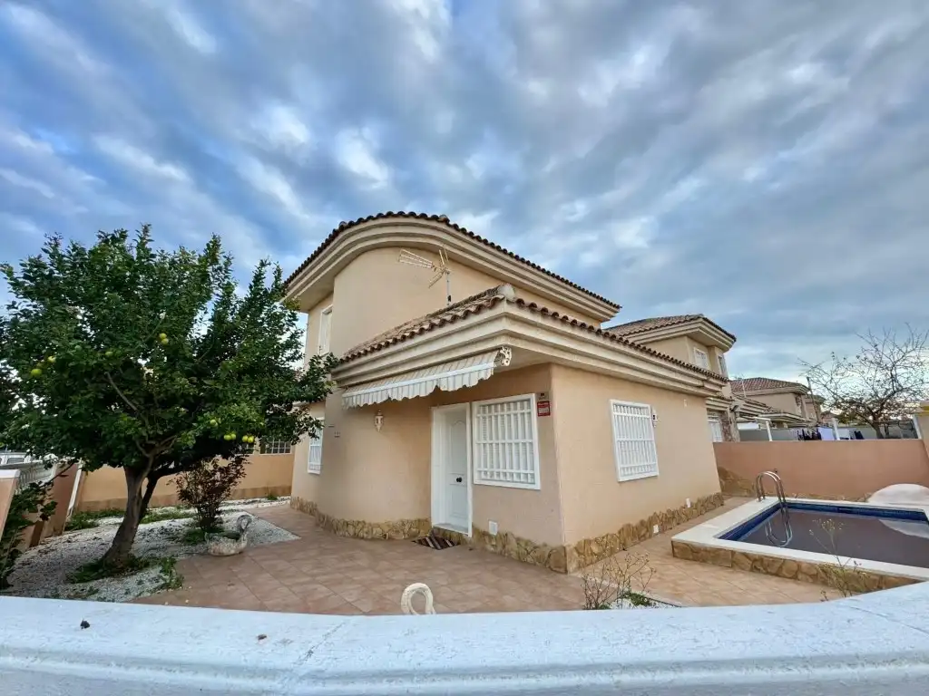 House with pool for sale in Calle Cabeza de Manzaneda