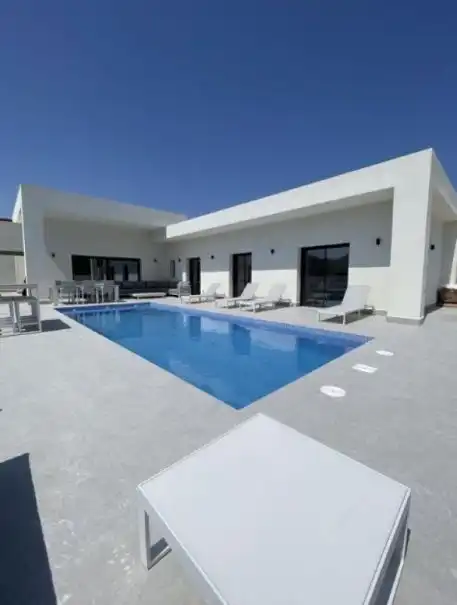 Detached house with pool for sale in El Pinós / Pinoso