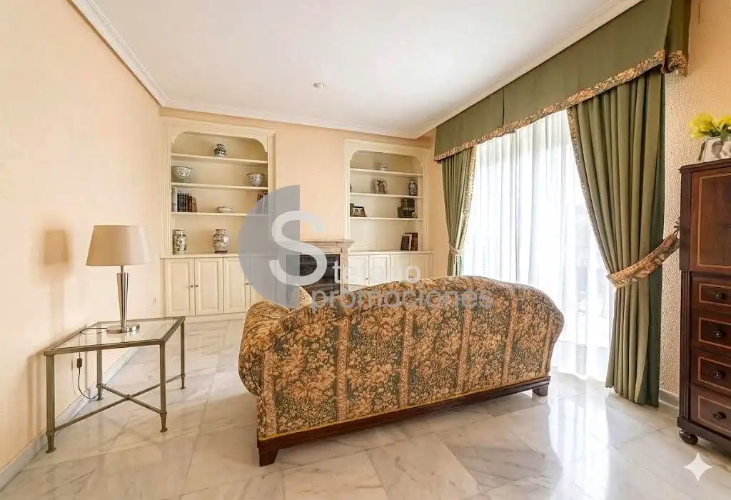 Sala d'estar de Casa adosada en venda en Málaga amb Aire condicionat, Terrassa i Traster
