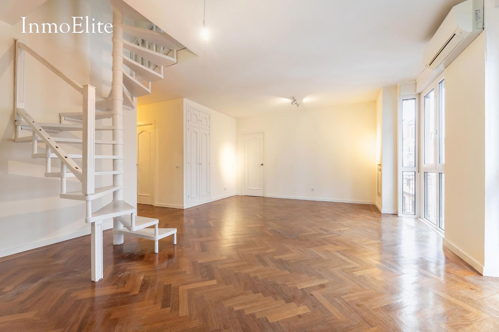 Sala de estar de Dúplex en venta en  Madrid Capital con Aire acondicionado, Calefacción y Parquet