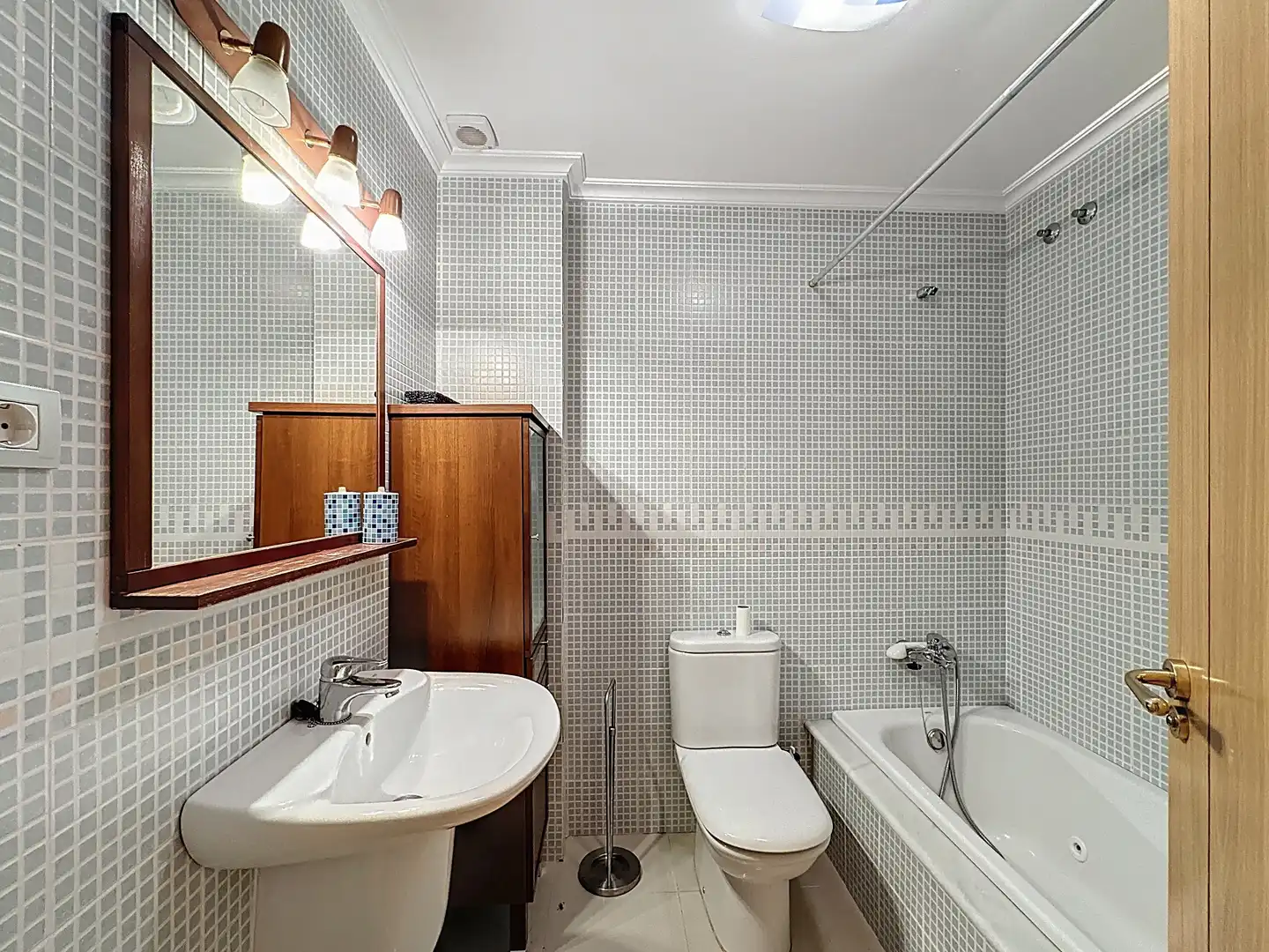 Bathroom of Flat for sale in Sanxenxo  with Air Conditioner, Heating and Terrace