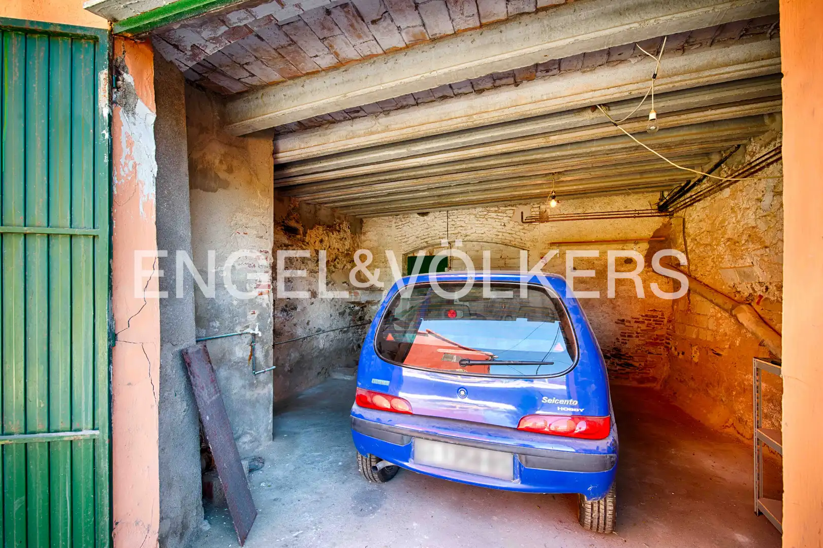 Parking de Casa adosada en venta en Garriguella con Calefacción, Jardín privado y Terraza