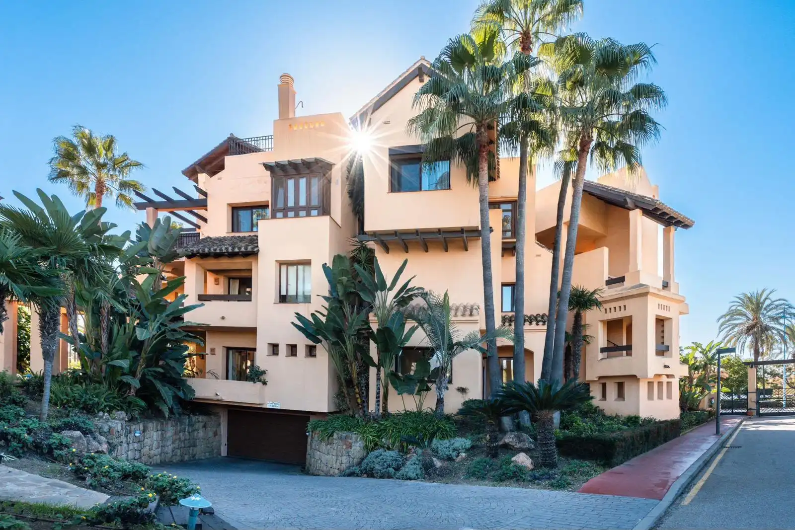 Exterior view of Ground floor for rent in Marbella  with Air Conditioner, Terrace and Swimming Pool