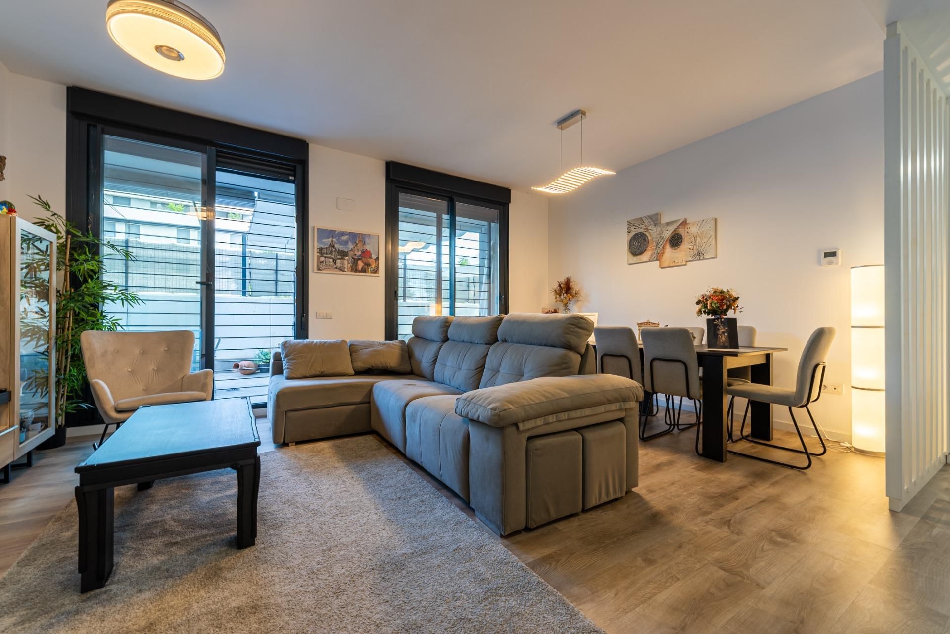 Sala de estar de Piso en venta en Mairena del Aljarafe con Aire acondicionado, Calefacción y Jardín privado