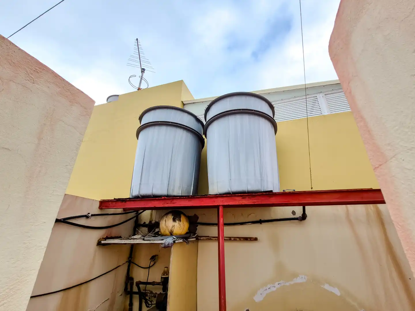 Vista exterior de Casa adosada en venda en Las Palmas de Gran Canaria amb Terrassa, Traster i Balcó
