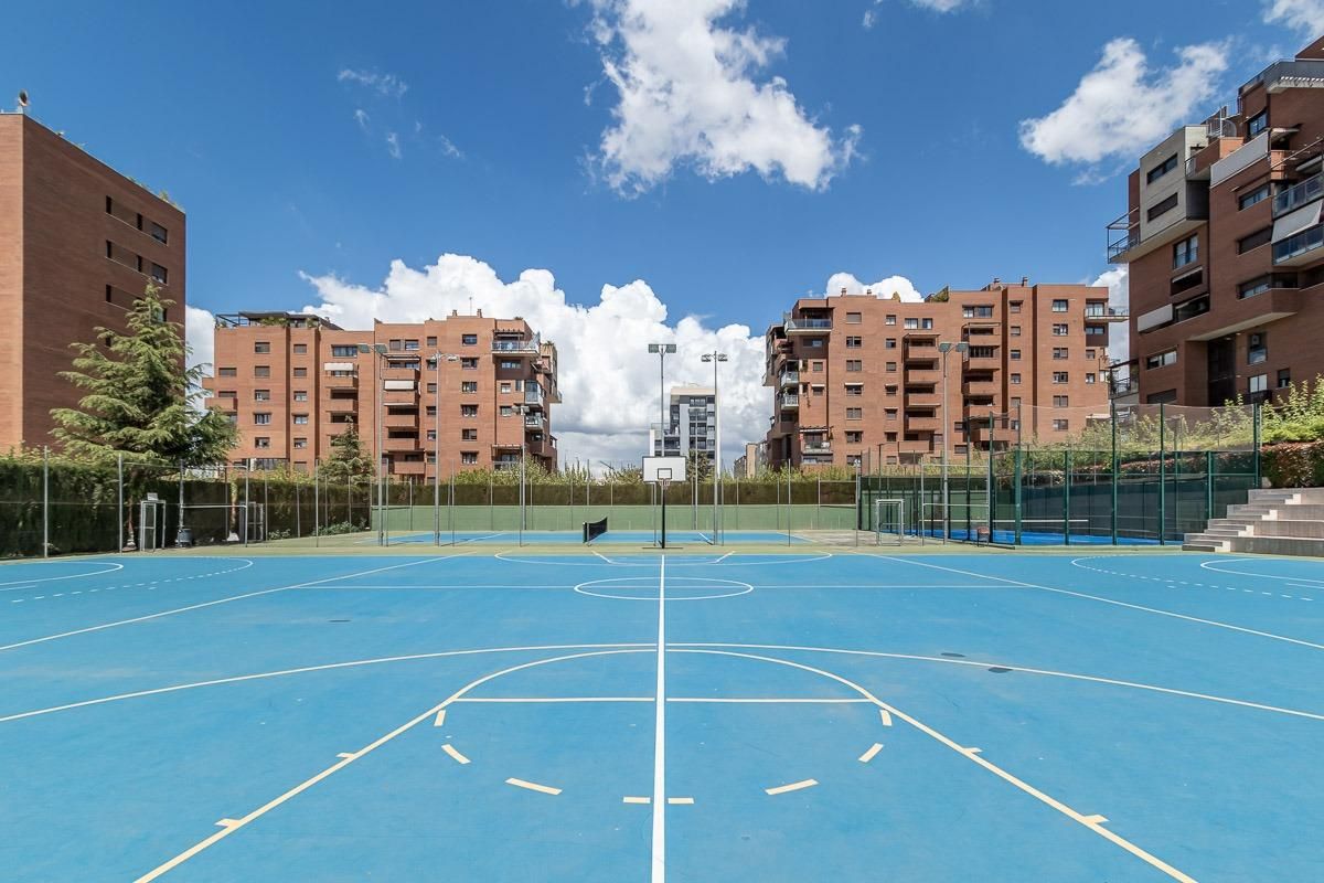 Vista exterior de Pis en venda en  Granada Capital amb Aire condicionat, Terrassa i Piscina comunitària