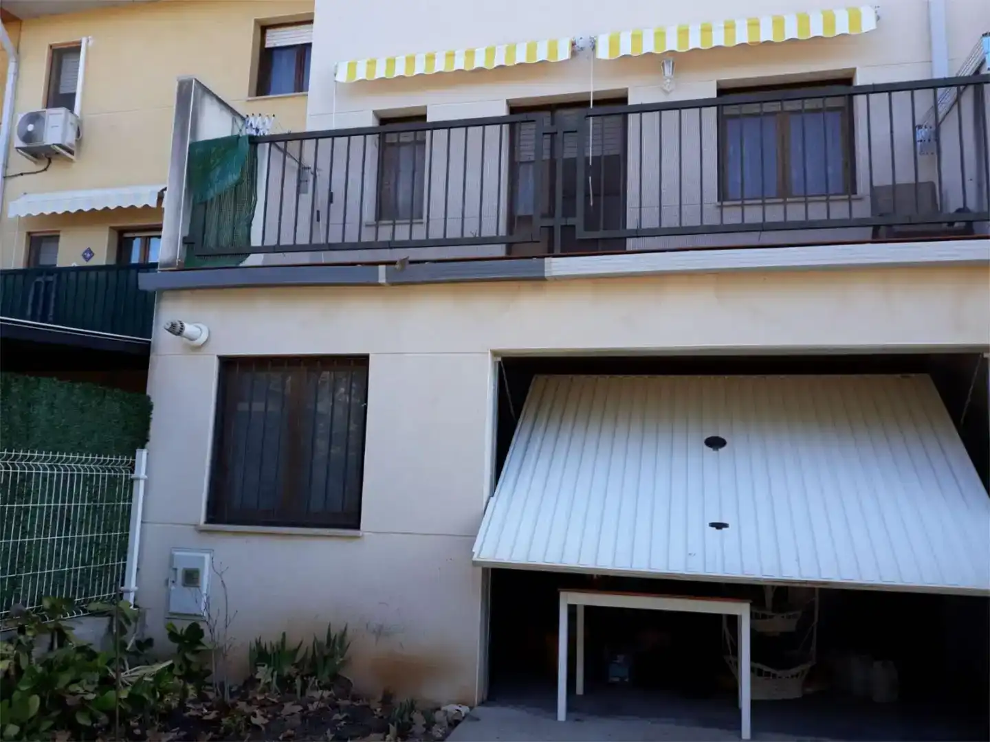 Vista exterior de Casa adosada en venda en Aguaviva amb Balcó