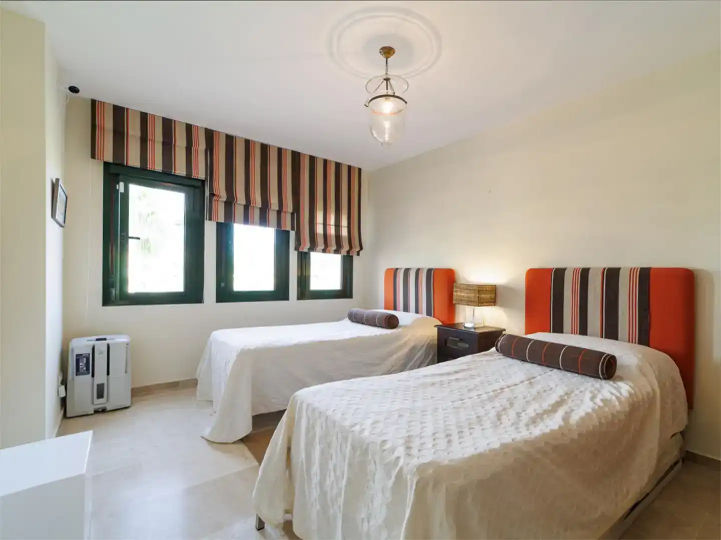Schlafzimmer von Dachboden zum Verkauf in Estepona mit Klimaanlage