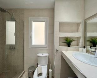 Bathroom of Flat to rent in  Granada Capital  with Air Conditioner, Furnished and Pets allowed