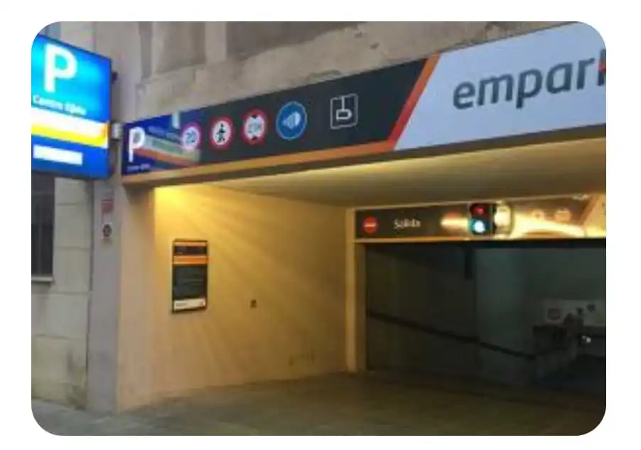 Parkplatz mit Aufzug zur Miete in Calle Cervantes 130