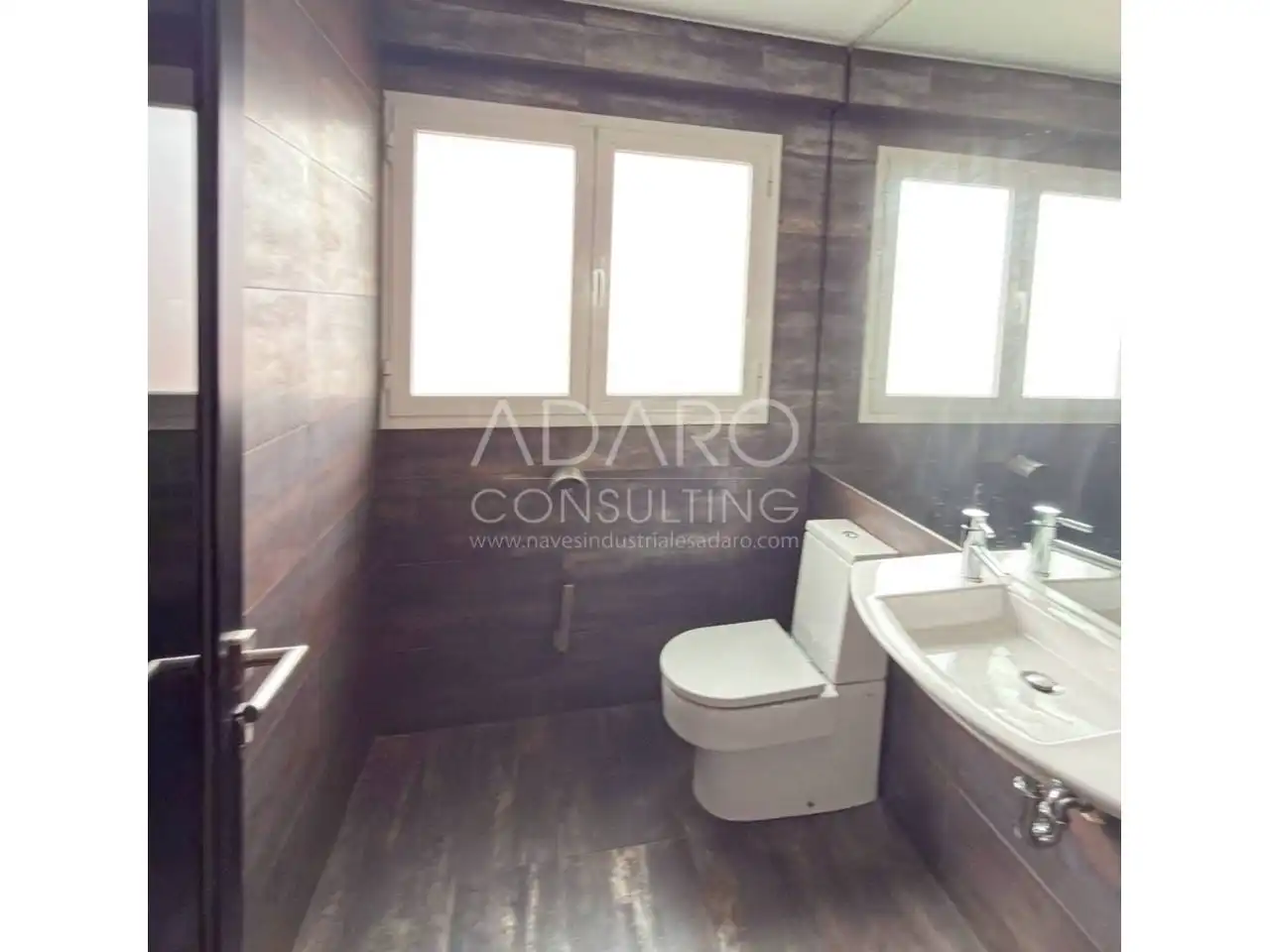 Baño de Nave industrial en venta en San Fernando de Henares con Alarma
