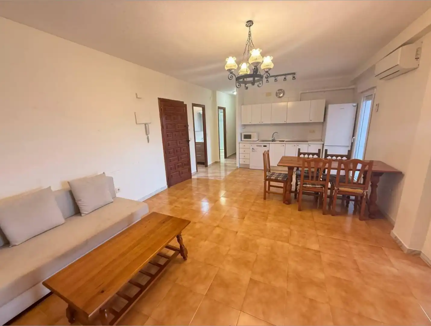 Sala d'estar de Àtic de lloguer en Torrevieja amb Aire condicionat, Calefacció i Moblat