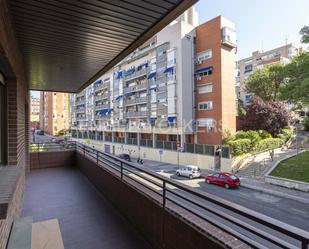 Vista exterior de Apartament en venda en  Madrid Capital amb Aire condicionat, Terrassa i Balcó