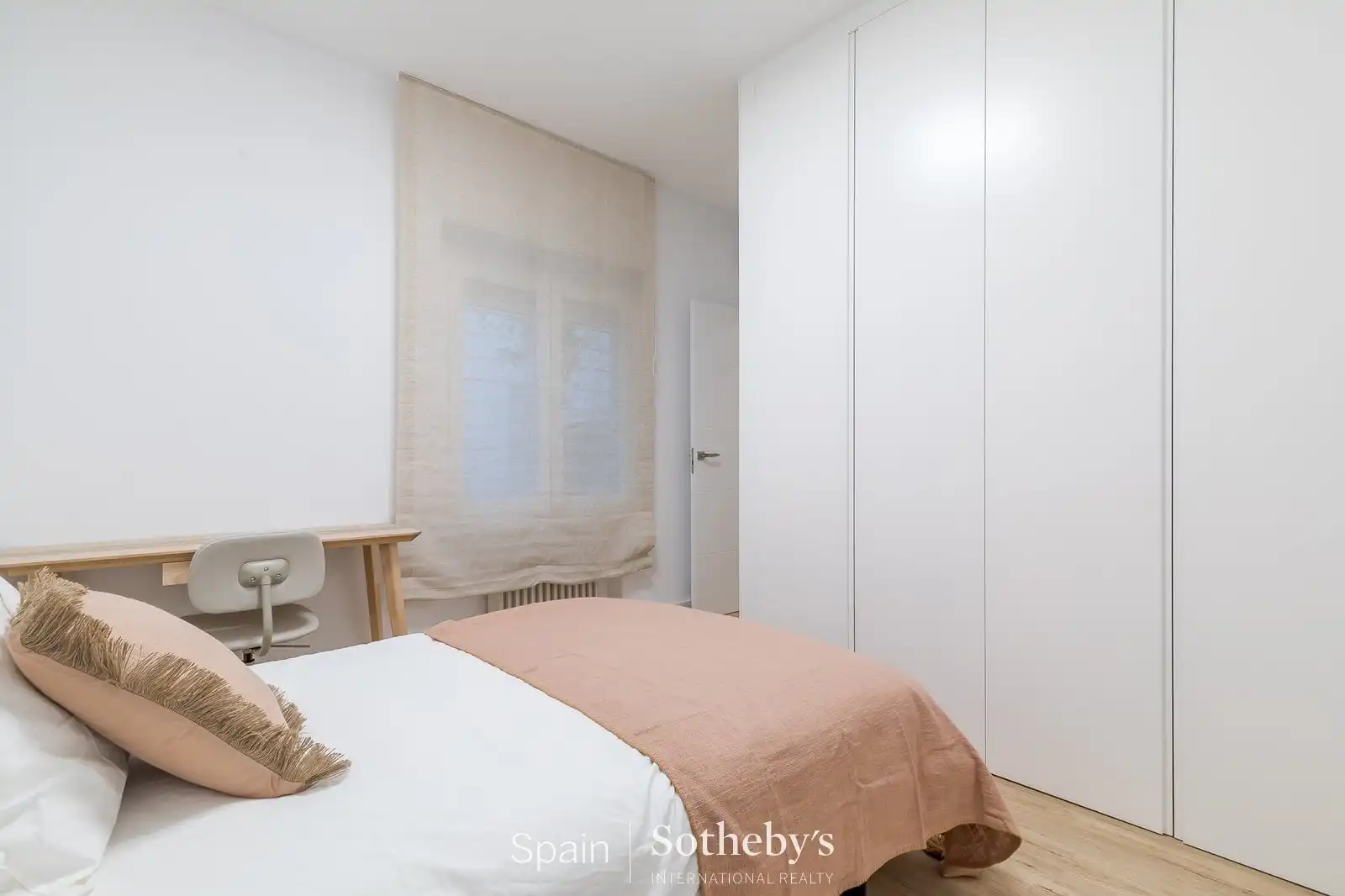 Dormitori de Apartament de lloguer en Madrid amb Aire condicionat, Calefacció i Terrassa